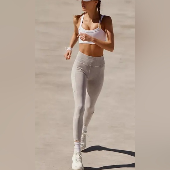 85-FPMovement High-Rise 7/8 Good Karma 2-Pocket Leggings has imperfection - Picture 3 of 6